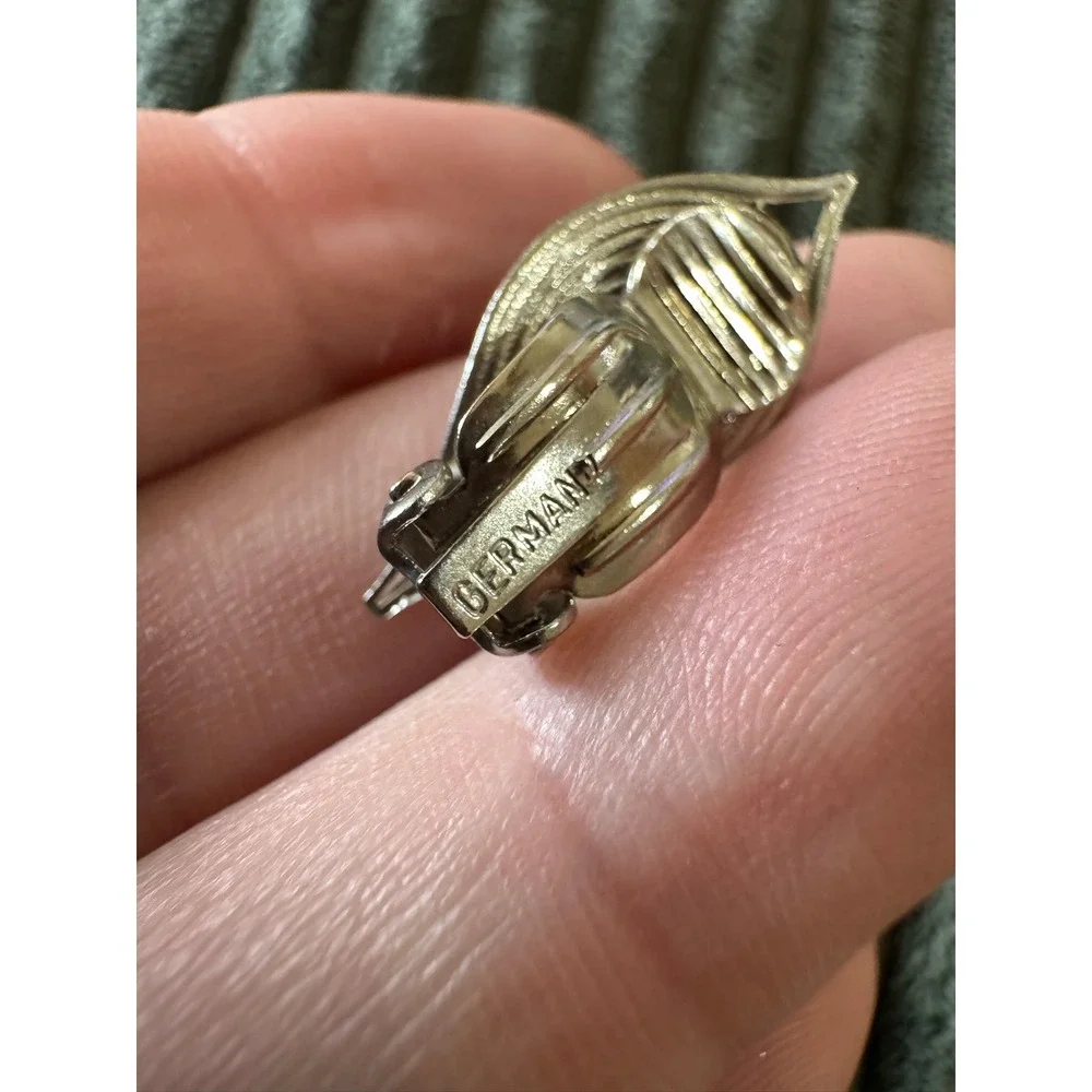 Vintage Silver Tone Leaf Filigree Clip On Earrings with‎ Faux Pearl Germany